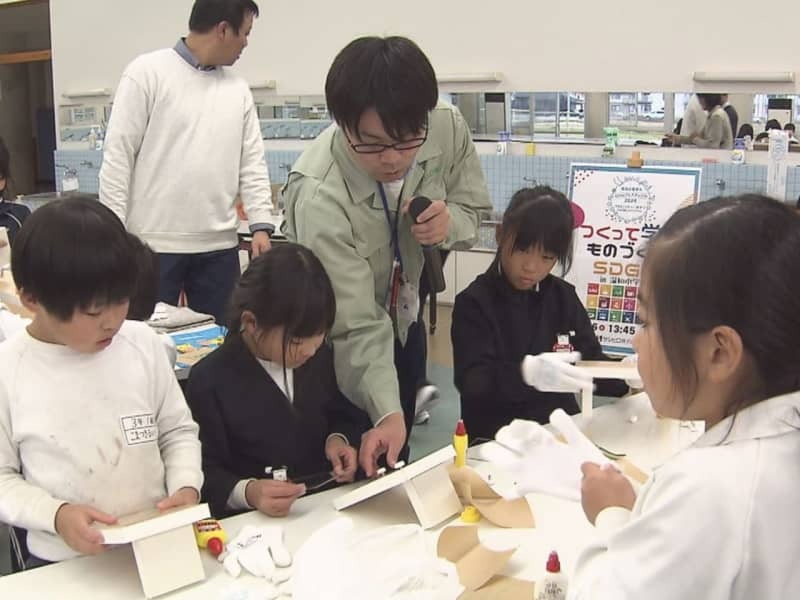 オリジナルフォトフレームづくりを体験する児童＝２６日午後、池田町本郷、温知小学校