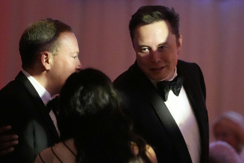 米実業家のイーロン・マスク氏（右）＝米南部フロリダ州で2024年11月14日、AP