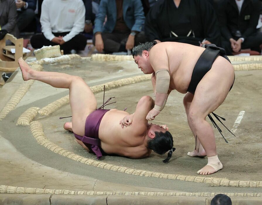 阿炎（右）が肩透かしで平戸海を破る（カメラ・豊田　秀一）