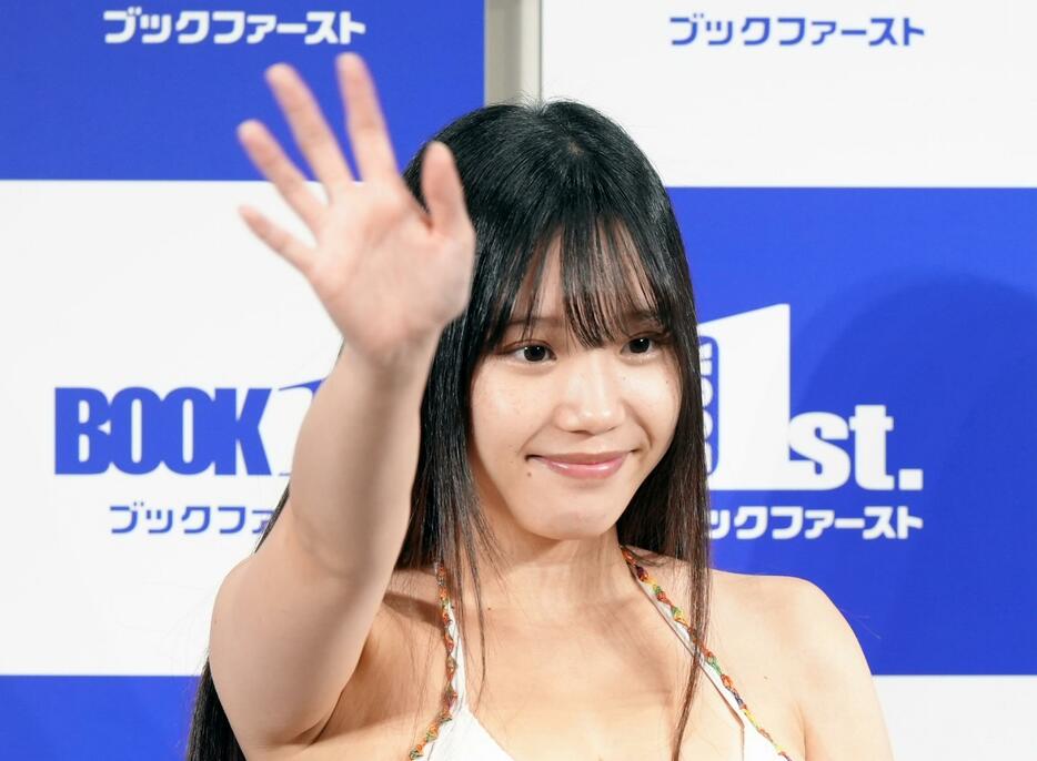 写真集「堀みなみ 1st写真集『みなみ』」の発売記念イベントに登場した堀みなみさん