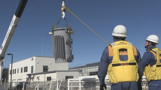 （訓練）電力会社が変圧器や電線を海上保安庁の大型船に積みこむ(6日午前9時半敦賀港)