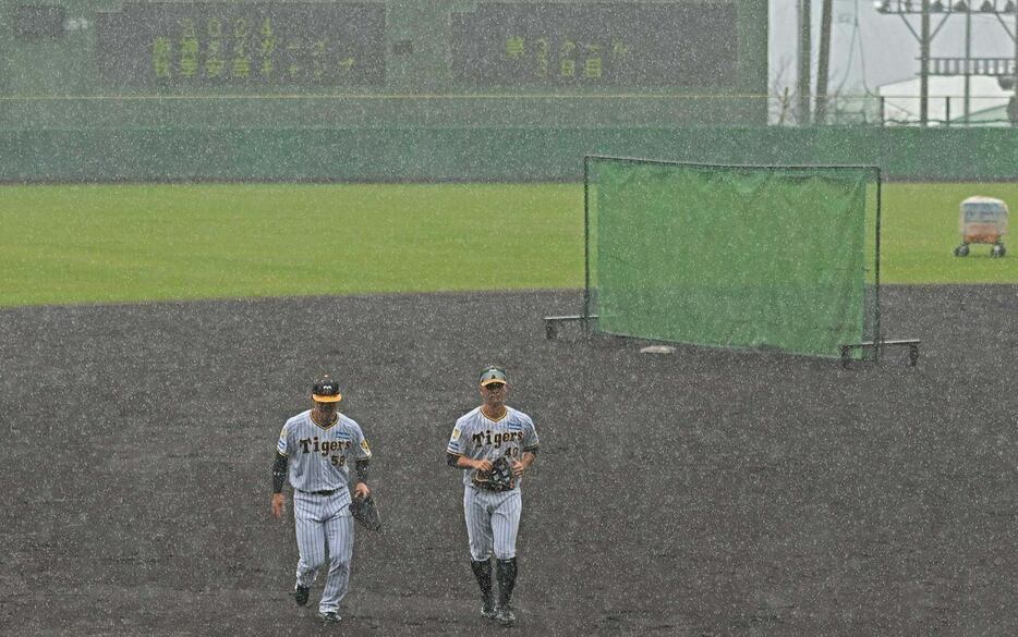 雨が強まり、引き揚げる前川（左）と井坪。コーチたちも練習メニューを変更するなど、工夫している