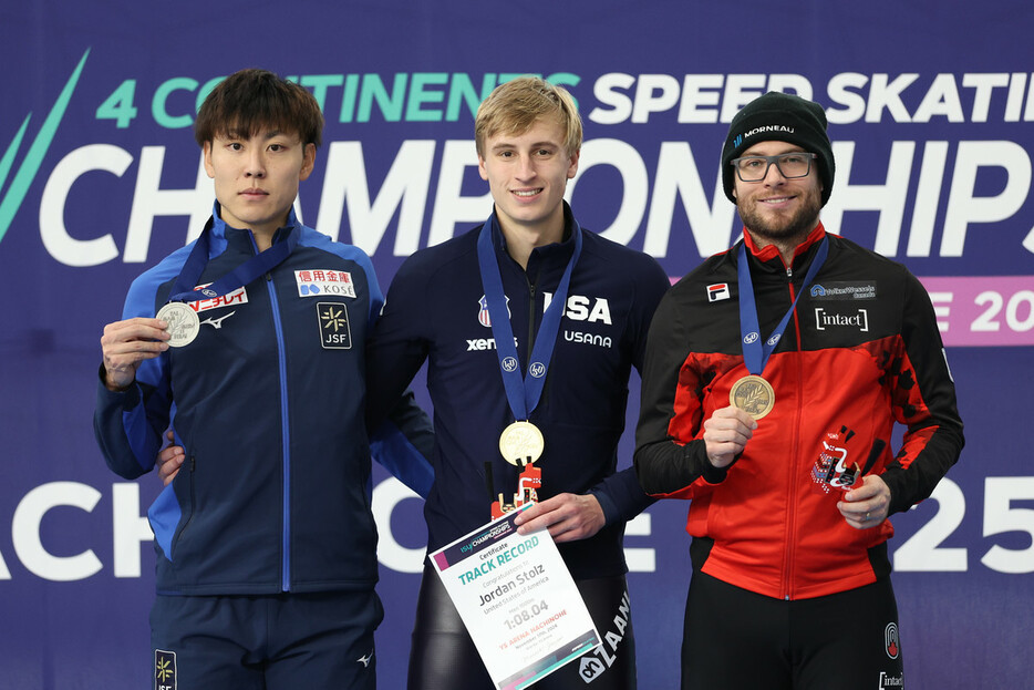 男子１０００メートルで優勝し、表彰台に立つストルツ（中央）。左は２位の新濱立也、右は３位のデュブルイユ＝１７日、青森・ＹＳアリーナ八戸