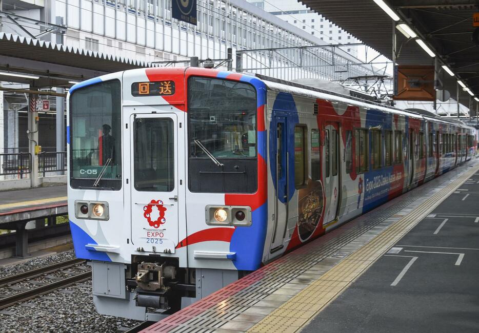 JR岡山駅で披露された大阪・関西万博の公式キャラクター「ミャクミャク」をラッピングした列車＝1日午後