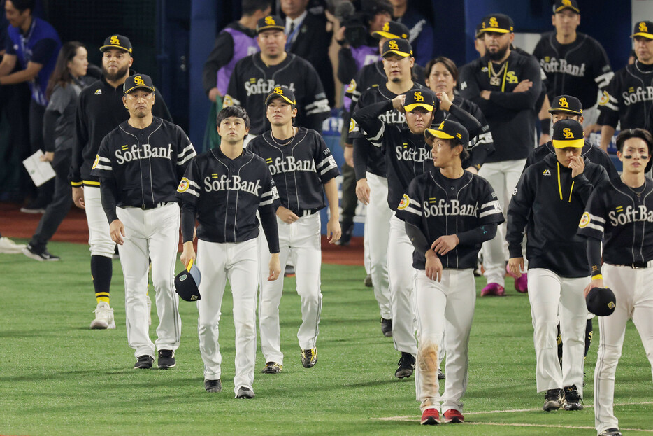 ＤｅＮＡに敗れて日本一を逃したソフトバンクの選手ら＝３日、横浜