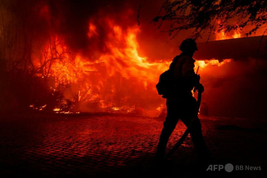 米カリフォルニア州カマリロで、山火事の消火作業に当たる消防隊員（2024年11月6日撮影）。【翻訳編集】 AFPBB News