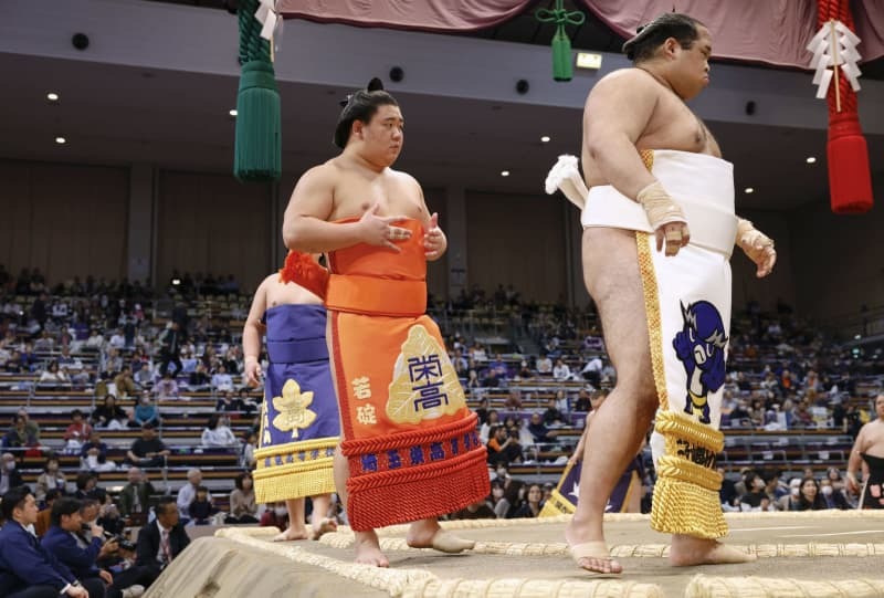 大相撲九州場所初日で初の十両土俵入りに臨む若碇（中央）。化粧まわしは母校の埼玉栄高から贈られた＝２０２４年１１月・福岡国際センター