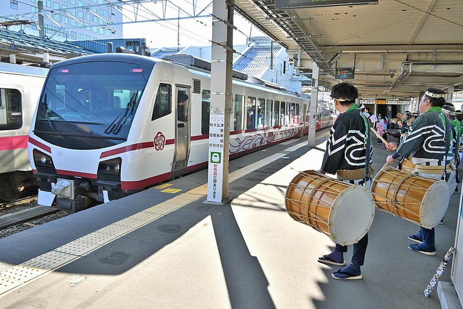 JRねぶた囃子会の会員らに見送られながら、青森駅を出発するひなび