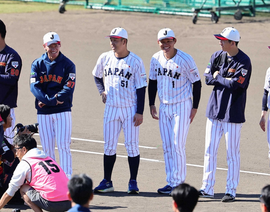 ＜侍ジャパン宮崎合宿　最終日＞手締めを終え、笑顔の（左から）井上、小園、森下、戸郷（撮影・光山　貴大）