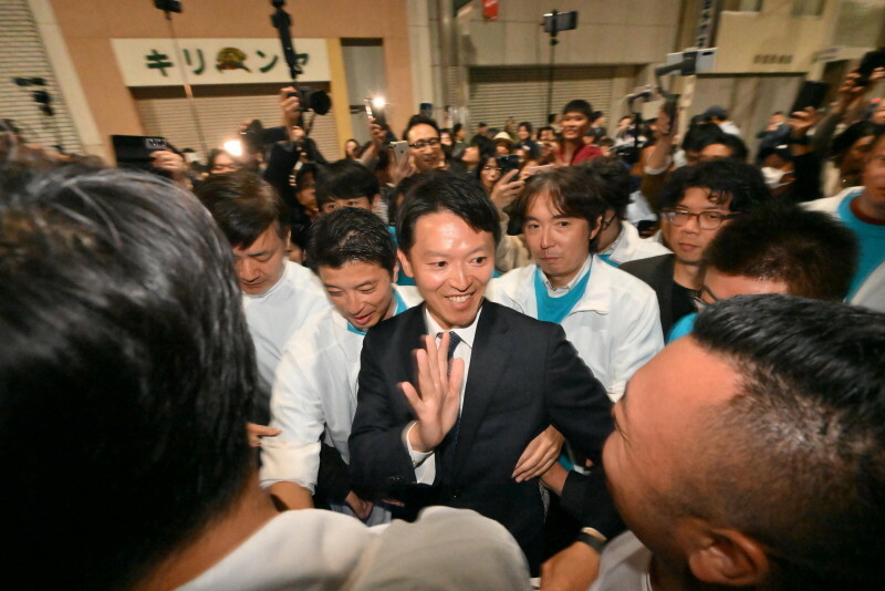 再選を決め、支持者らと喜ぶ斎藤元彦氏＝神戸市中央区で2024年11月17日午後10時47分、北村隆夫撮影