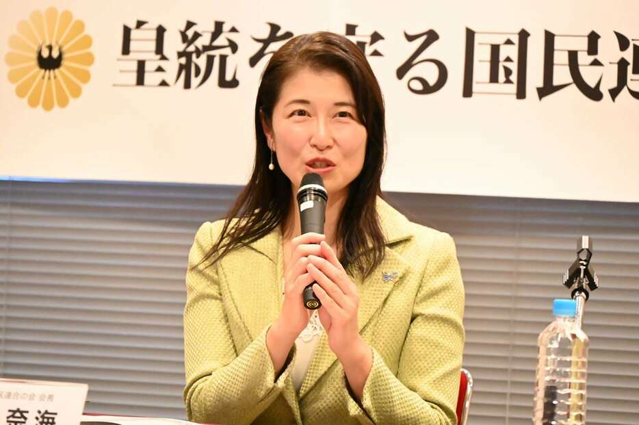 記者会見する皇統を守る国民連合の会の葛城奈海会長＝25日午後、東京都千代田区（奥原慎平撮影）