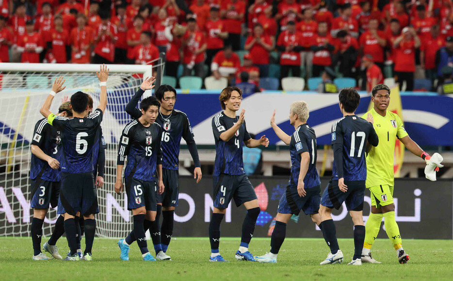 米国、カナダ、メキシコで共催されるサッカーの２０２６年ワールドカップ（Ｗ杯）アジア最終予選は１９日、各地で第６戦が行われ、Ｃ組の日本は敵地で中国を３―１で退けた。写真は喜ぶ板倉（中央）ら日本代表。