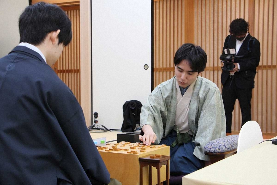 竜王戦第5局2日目に臨む佐々木勇気八段（日本将棋連盟提供）