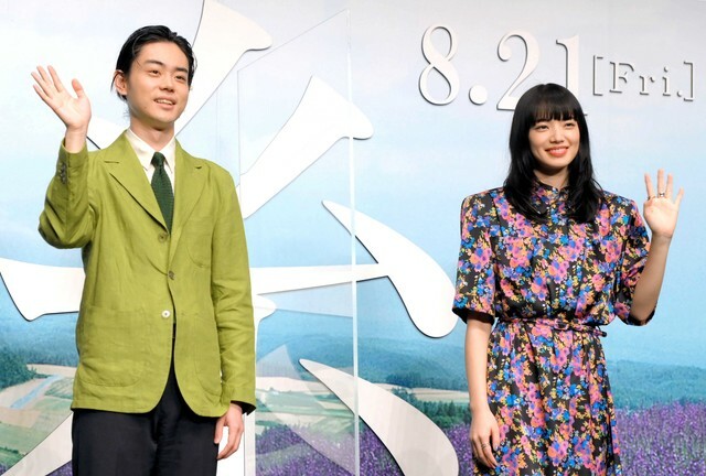 菅田将暉さんと小松菜奈さん＝2020年8月