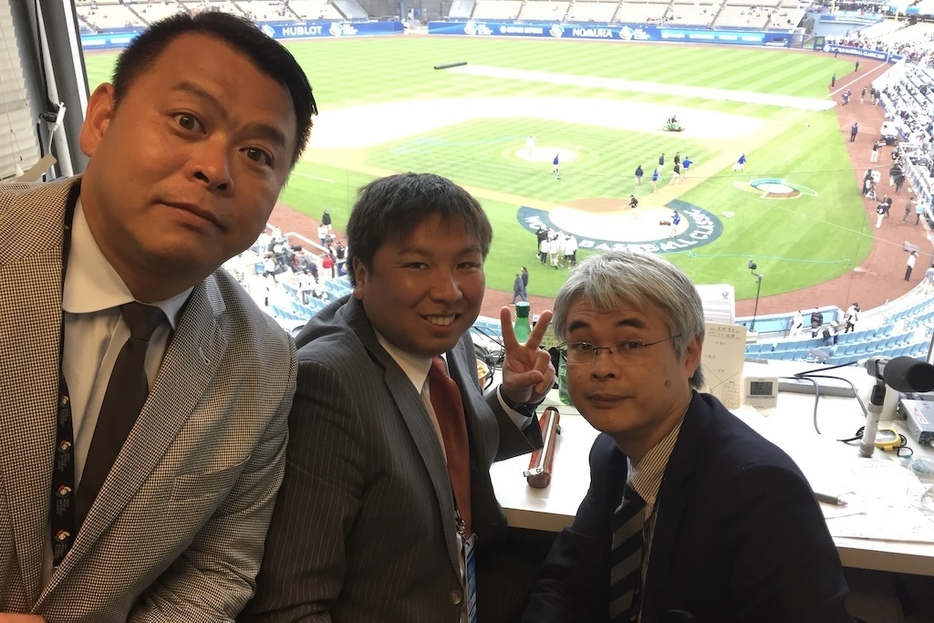 2017年ドジャー・スタジアムでWBCの実況を行った煙山光紀アナ（右）［提供＝ニッポン放送ショウアップナイター］