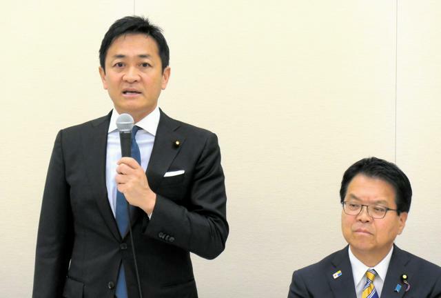 国民民主党の党会合であいさつする玉木雄一郎代表（左）=2024年11月6日午前10時41分、国会内、松井望美撮影