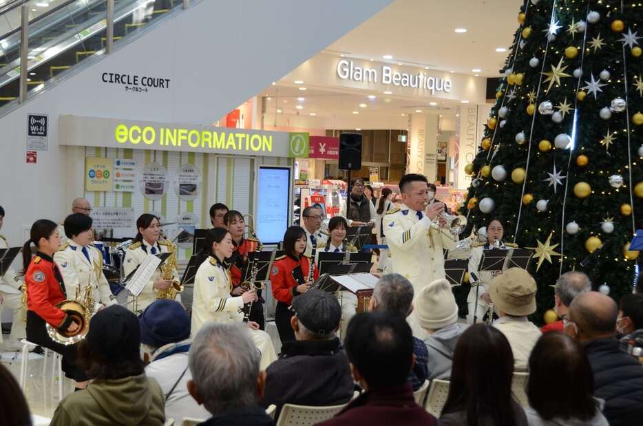 買い物客らに演奏を披露する警察音楽隊