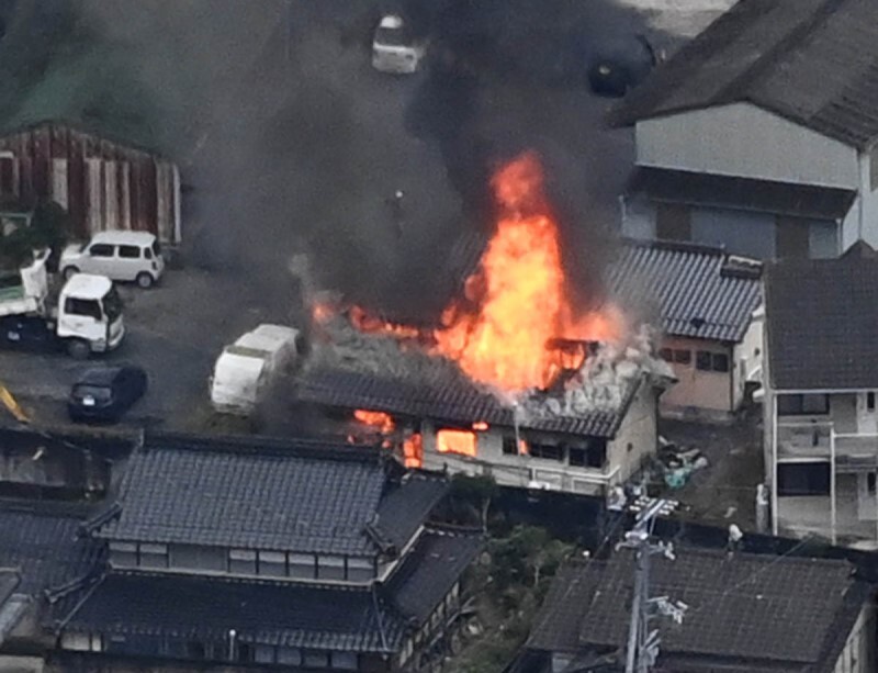 炎を上げて燃える民家＝27日午後2時2分、岡山県津山市井口