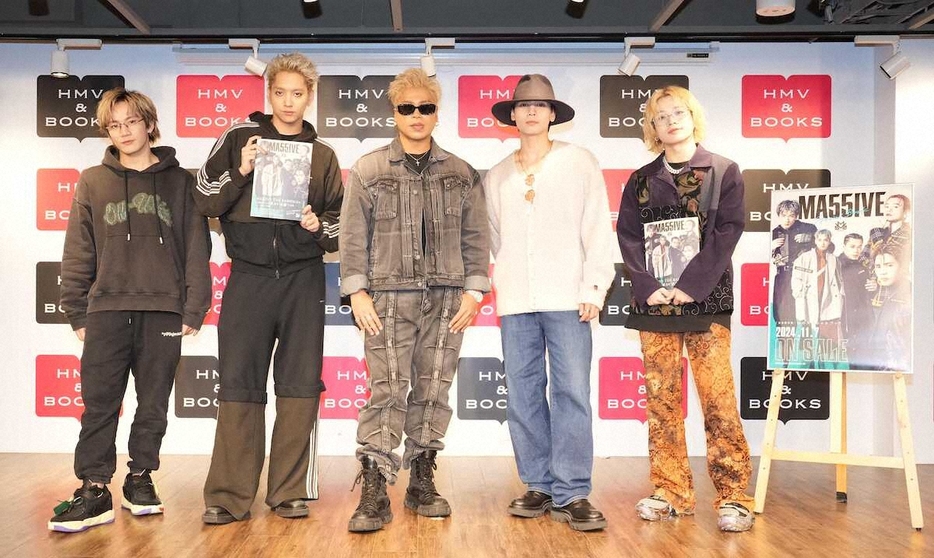 記念写真に納まる「MA55IVE　THE　RAMPAGE」の（左から）浦川翔平、鈴木昂秀、LIKIYA、神谷健太、山本彰吾