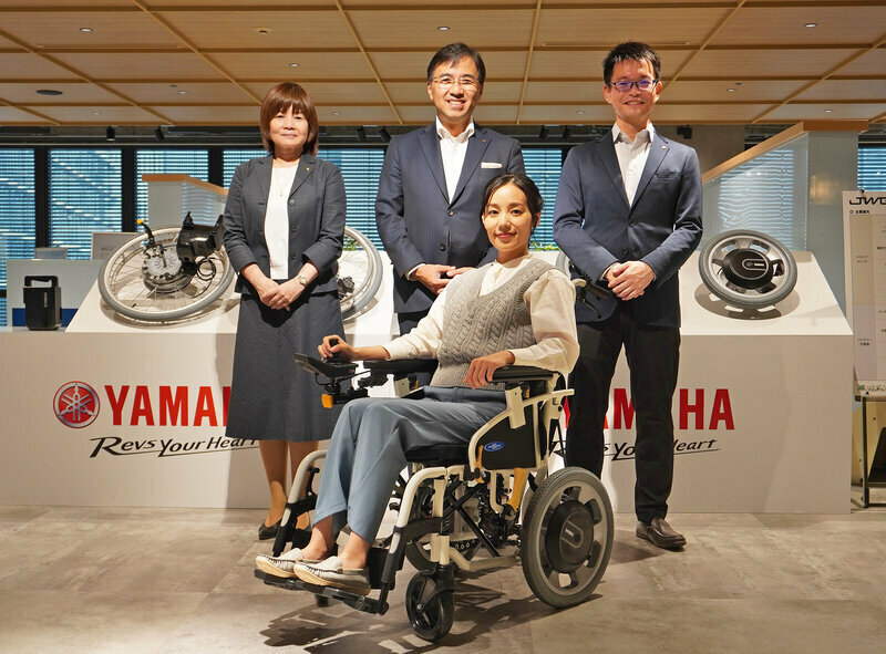 ヤマハ発動機の車いす電動化ユニット『JWG-1』と、SPV事業部メンバー