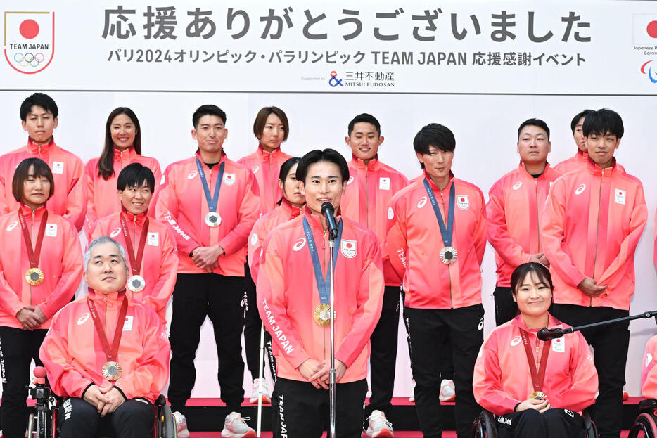 「パリ五輪・パラリンピックTEAM JAPAN応援感謝イベント」でオリンピアンを代表してあいさつする体操男子団体総合の萱和磨（前列中央）（撮影・千葉一成）