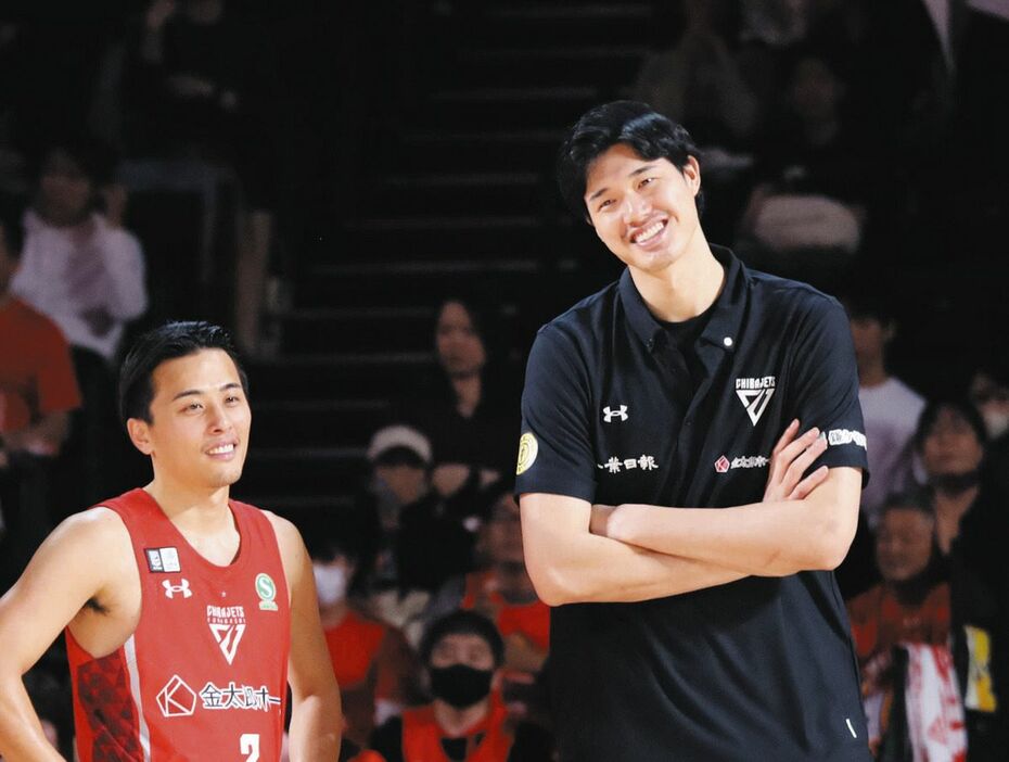 名古屋Ｄとの試合後に千葉Ｊ・富樫勇樹（左）と談笑する渡辺雄太