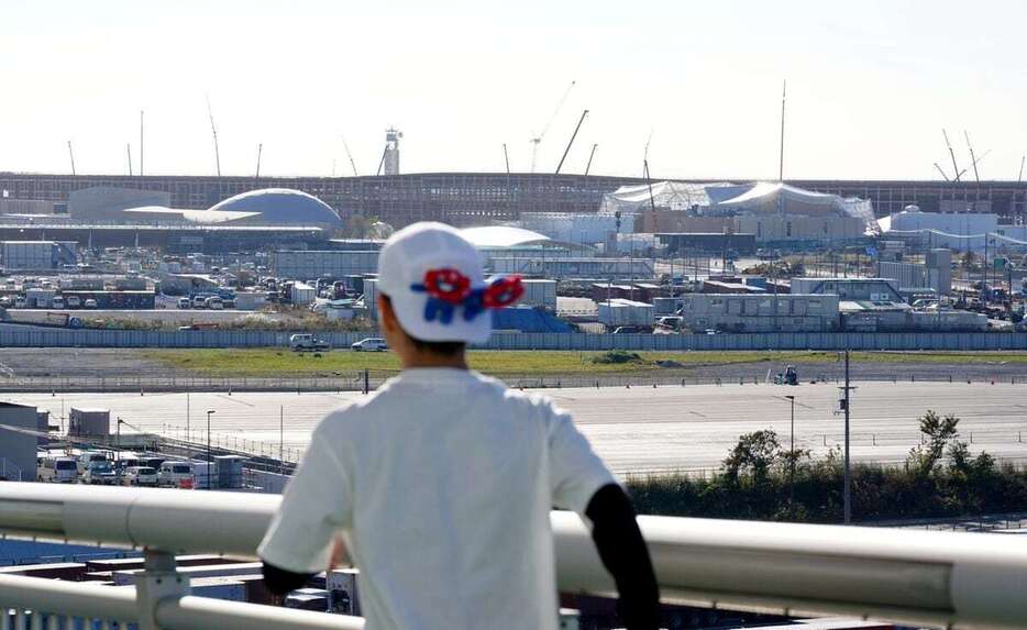 夢舞大橋から望む万博会場。開幕への期待感が自然と膨らむ＝大阪市此花区（南雲都撮影）