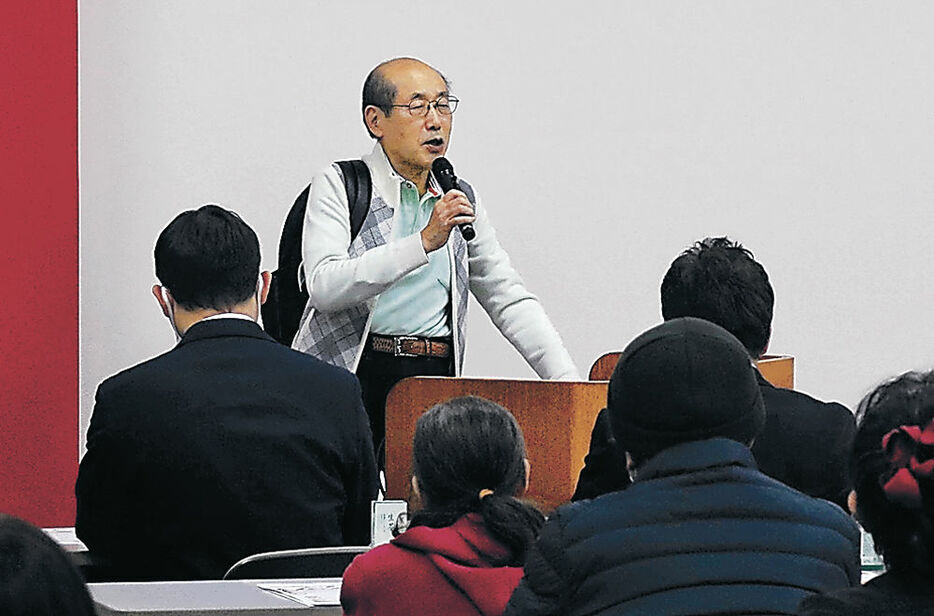 株主優待制度について語る桐谷さん＝金沢市の北陸銀行金沢中央支店