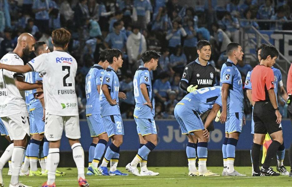 磐田―G大阪　試合に敗れ、肩を落とす磐田イレブン＝ヤマハスタジアム