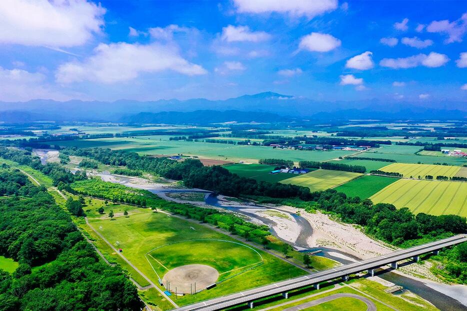 日高横断道路の十勝側・中札内村。 (c) makieni - stock.adobe.com