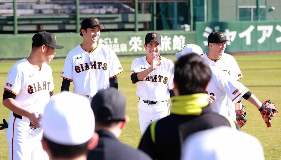 野球教室にサプライズで登場した（左から）矢野謙次コーチ、横川凱、門脇誠、浅野翔吾（カメラ・竜田　卓）　