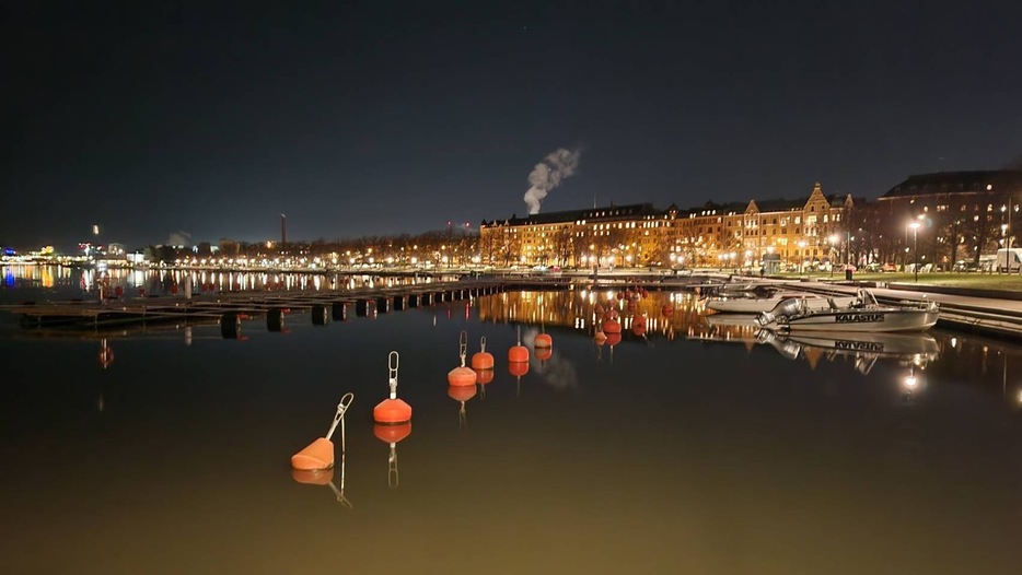 バルト海を臨むヘルシンキ市街の夜景