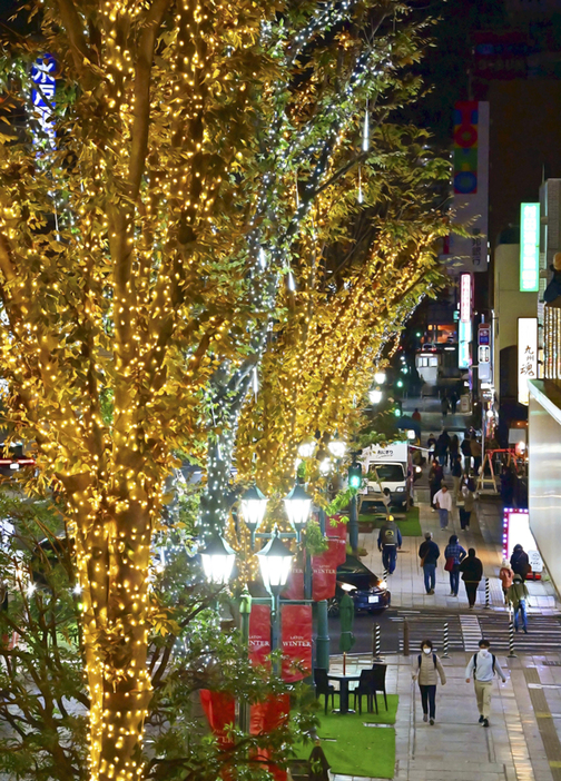 いわき駅前を彩るイルミネーション＝23日午後、いわき市