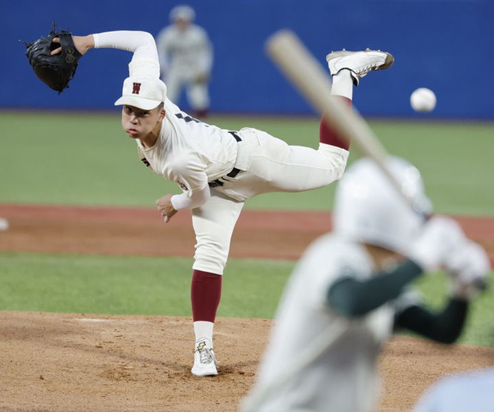 早実の左腕・中村はこの秋、東京大会準優勝。主将兼エースとして、気迫のこもった投球を披露した[写真=田中慎一郎]