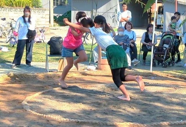 女児が初めて土俵に上がった（谷村朗さん提供）