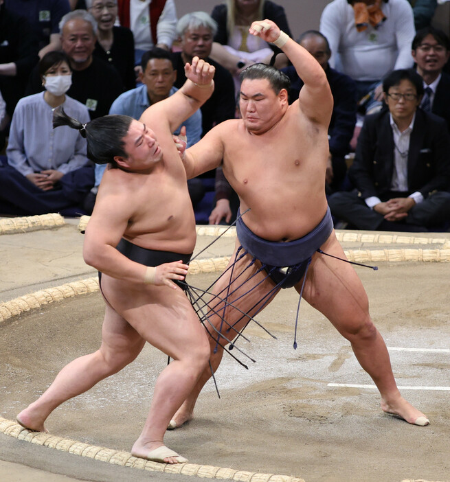 大相撲九州場所２日目。豊昇龍（右）は押し出しで若元春を下す＝１１日、福岡国際センター