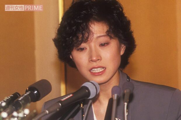 1989年の大みそか、近藤真彦と金屏風の前で会見を開いた中森明菜