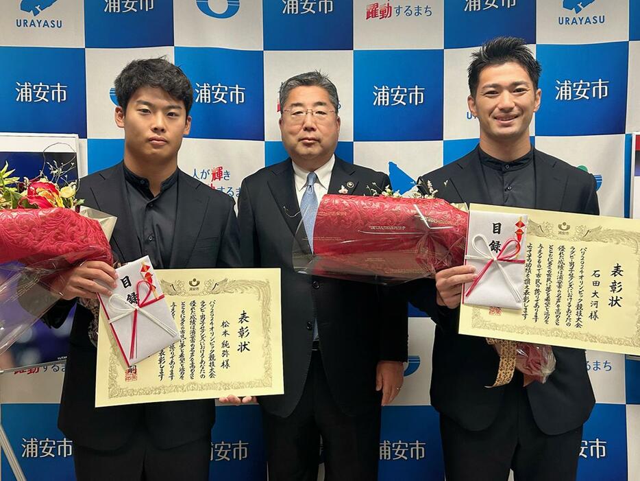 （左から）松本純弥さん、内田市長、石田大河さん