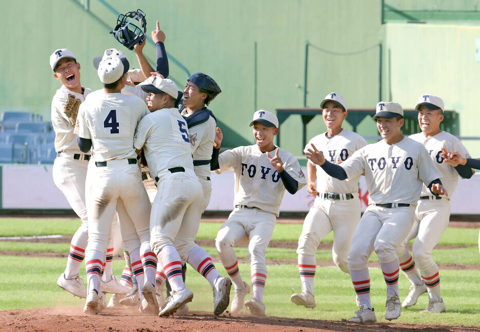 １７年ぶりの優勝を決め、マウンドに集結して喜ぶ東洋大姫路ナイン（カメラ・義村　治子）