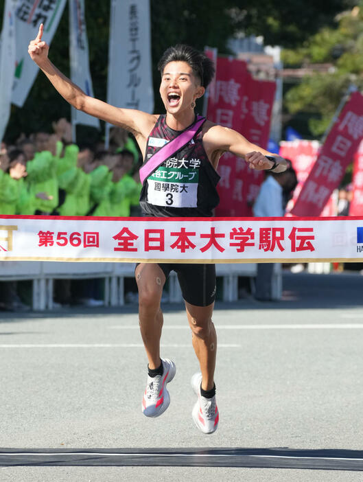 第56回全日本大学駅伝　1位でゴールする国学院大・上原琉翔（2024年11月3日撮影）