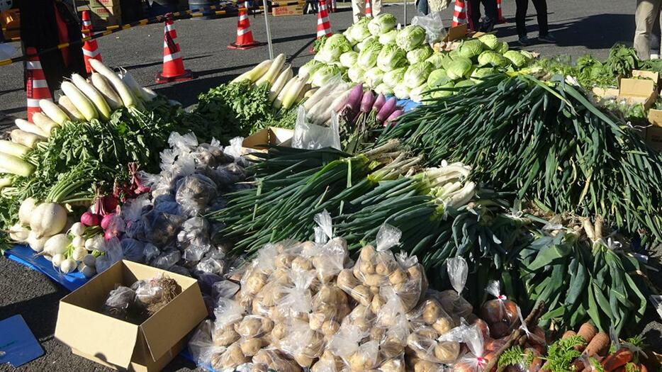 会場は軽トラに積みきれない野菜の山でいっぱいに