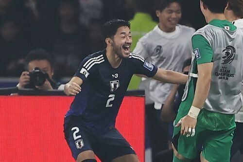 途中出場で4点目を決めた菅原由勢 [写真]＝Getty Images