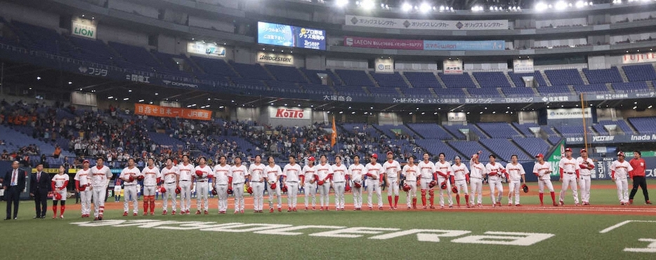 ＜JR東海・ミキハウス＞試合に敗れ、あいさつするミキハウスナイン（撮影・平嶋　理子）