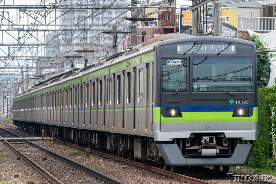 都営地下鉄新宿線用の10-300形。新宿線は本八幡駅が「越境駅」ですが、10-300形は京王相模原線にも乗り入れるため、車両の面では神奈川県川崎市・相模原市へも越境しています