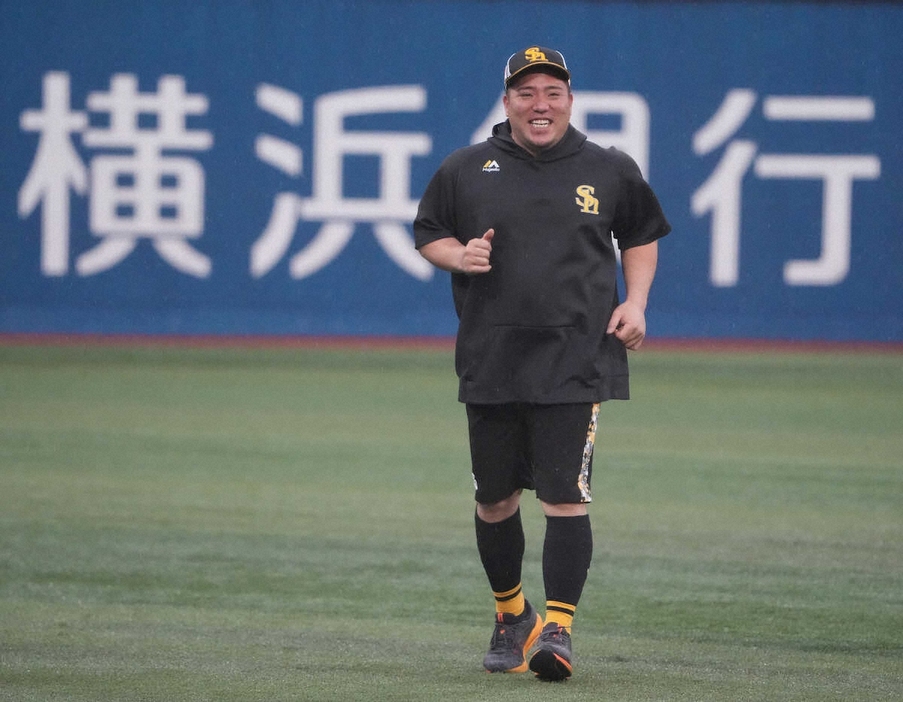 試合が中止となり、アップするソフトバンク・山川（撮影・岡田　丈靖）