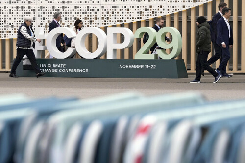 ＣＯＰ２９の会場の外を歩く参加者たち（２３日、アゼルバイジャンのバクーで）＝ＡＰ