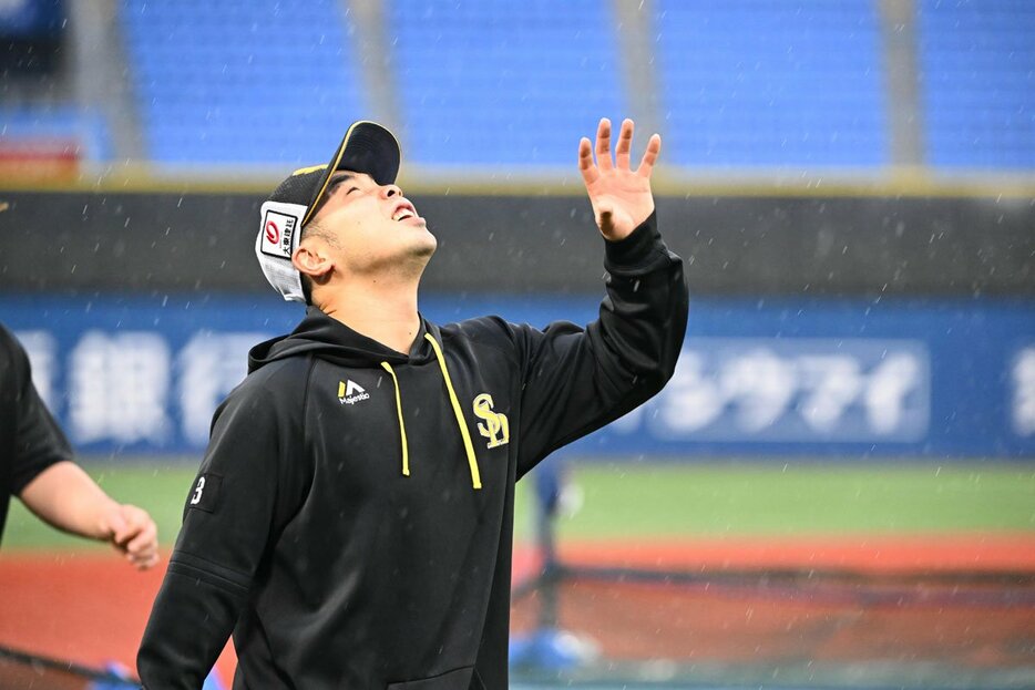 雨を気にしながらも、笑顔で練習に臨んだソフトバンク・近藤健介