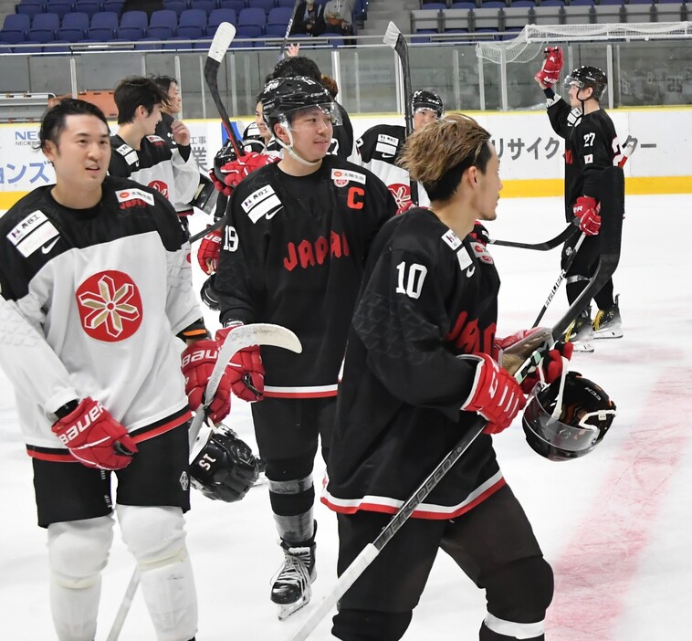 今回の五輪最終予選ではキャプテンとしてチームを引っ張った中島彰吾（中央）。レッドイーグルス北海道でも、Ｃマークをつけている