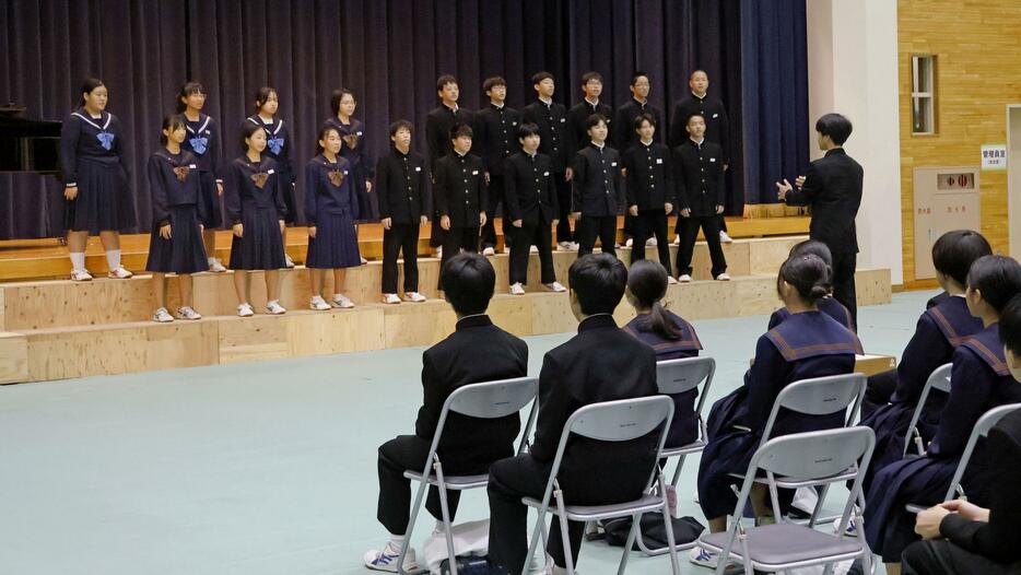 輪島市立東陽中と能登町立柳田中で合同開催された文化祭で、一緒に歌声を響かせる両校の生徒ら＝2日午前、石川県能登町