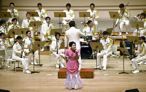 海上保安庁音楽隊と共演し、「ありがとうの花」を歌う小野あつこさん（１３日、台東区で）